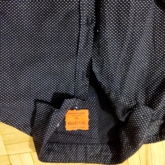 Hi Im selling couple of shirts and t shirts Size Medium.... - Picture 8 of 8